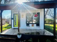 THE GREENROOM, FUNKY music themed tiny home, walking distance to downtown! 보스크 카운티 호텔