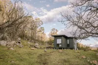 The Nile Farmstay - Cabin with Cliff Views, Hiking Trails, Heated Spa