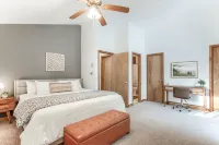 Pocono Lake Chalet w/Hot Tub, Pool Table, & Fire Pit. Pet friendly! - Hytter
