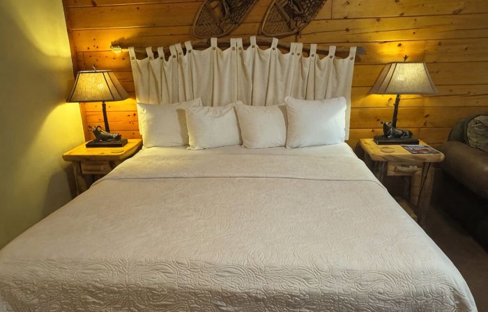 5 Elk Lodge ROMANTIC Log Cabin in the woods. Hot Tub & Wood Burning Fire Place.