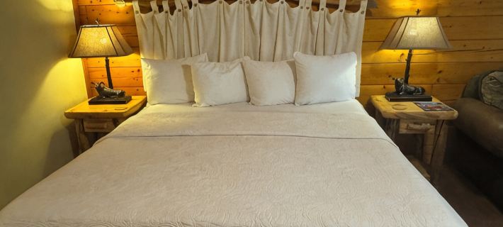 5 Elk Lodge ROMANTIC Log Cabin in the woods. Hot Tub & Wood Burning Fire Place. Hotels in Delaware County
