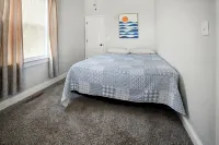 Modern Home in Historic Strawberry Hill w/ a view of Downtown KC - Pet Friendly - Homestays