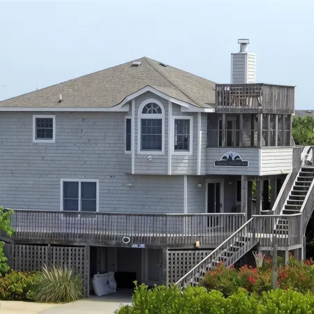 Indoor and outdoor Pool, Gym,Walk to Beach or Town