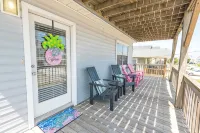 Charming 4-bedroom house.  Walking distance to the Beach and Restaurants! - バルコニー