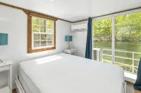 🌟 Unique Houseboat Experience on Lake Winnipesaukee - Harborside 🚤🌊 - 4 ดาว