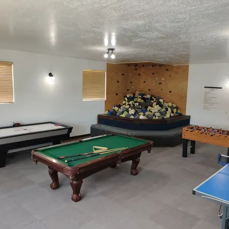 Bear Lake Lookout. Great View, Game Room, Foam Pit, Rock Wall.