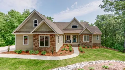 4 Bedrooms/Community Boat Docks/Nice Yard/Short walk to the Lake Hotel a 