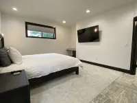 Luxurious Modern Retreat with 3 King Suites - 4-Star