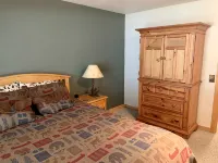 Cozy home in heart of Sunriver w/ hot tub, close to Mt Bachelor