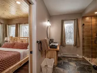 12 Bed, 6 Bath, 20 Guests STEPS from Sunday River w/ Hot Tub & Game Room Hotels in Newry