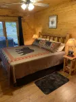 New 2/2 Log Cabin, Rushing Trout Stream, Hot Tub, Fireplace, 8 Acres, WiFi - 3-stjärniga