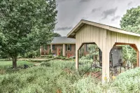 Large & Private Guest House Apt w/ Patio + Views! - Wifi