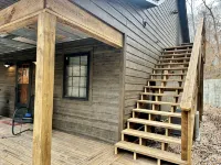 Secluded cabin next to creek with hot tub + fire pit. Walking distance to river. - Hytter