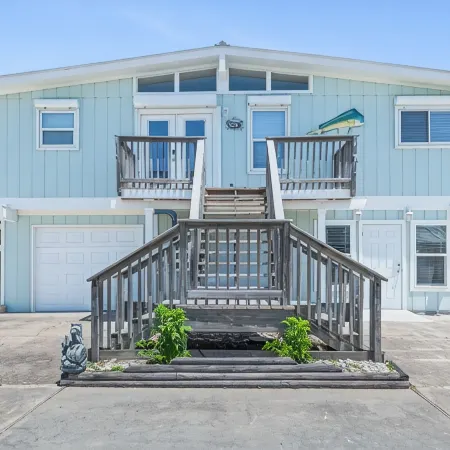 Canal Breeze! Waterfront property! Private pool!