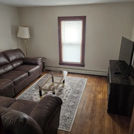Charming 3-bedroom apartment with WiFi, AC in wonderful Bessemer