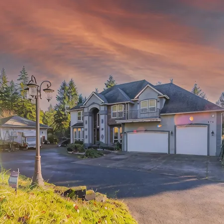Huge Luxury Home with huge Deck near Powell Butte Park