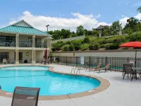 Emerald Bay Condo On-Site Marina Boating, Golf, WiFi, 2 pools, 4 Flatscreen TVs Hotels in Ridgedale