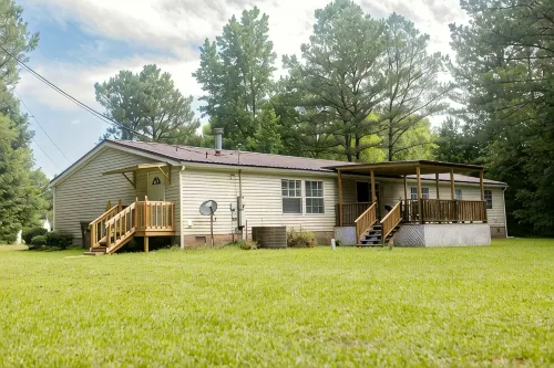 Quiet country living in a newly remodeled mobile home on 1.5 acres - 7 mi to MSU