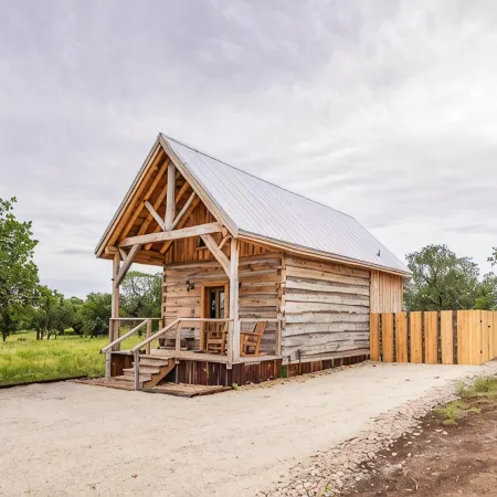 Cabin w modern upgrades next to the BEST wine, stars, peace, hot tub, relax