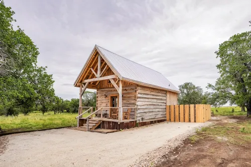 Cabin w modern upgrades next to the BEST wine, stars, peace, hot tub, relax