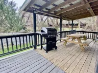 Waterfront Cabin Walkable to Everything! - Hytter