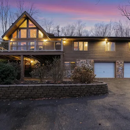 Paradise Pocono - Ultimate Arcade, Salt Pool and Hot Tub - Sleeps 14