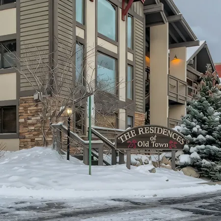 Luxury Condo within walking distance to all the restaurants, shopping and bars.