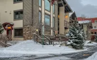 Luxury Condo within walking distance to all the restaurants, shopping and bars.