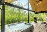 Cozy cabin retreat w/hot tub less than 5 mi to Mt Rainier NP - 샬레 호텔