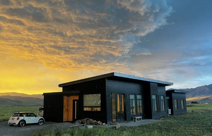 Modern 3 bedroom home on 20 private acres in Paradise Valley