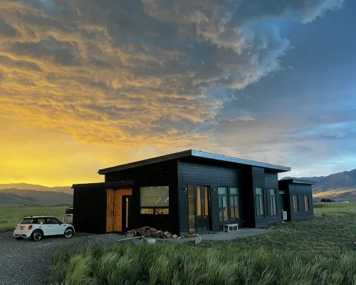 Modern 3 bedroom home on 20 private acres in Paradise Valley Hotels in Pray