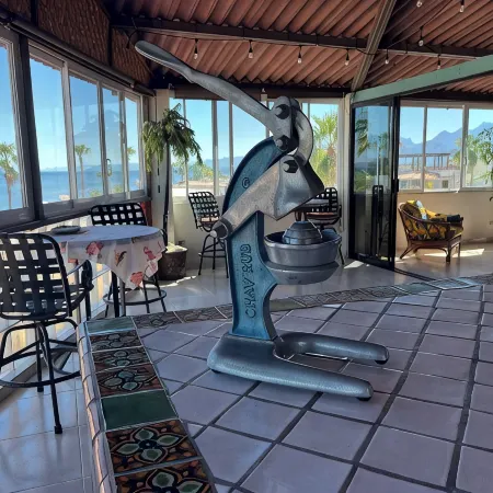 Awesome Top Floor Apartment 320° view of Sea & Mountains