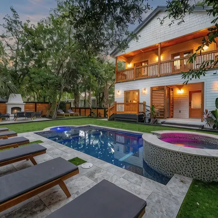 Luxury Retreat Downtown Pool Spa Sleeps 14