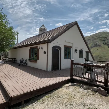 Cabin overlooking Salmon River south of White Bird - Family friendly + Starlink!