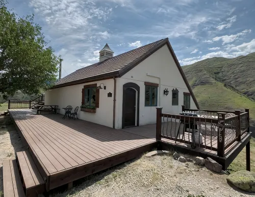 Cabin overlooking Salmon River south of White Bird - Family friendly + Starlink! - Hytter