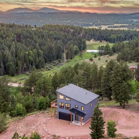 Mountain & Pond Views, Hot Tub, Loft+3BR, Stargazing, Kid + Dog Friendly