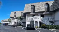 High End 2Br & 2Bath Condo Next to Pier!  Pool, Balcony & Right on the Beach! - Balkoner