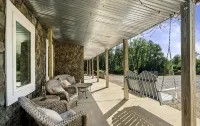 5 Bdrm Dog Friendly, Lake Access Getaway w/Playground, Fire Pit & More