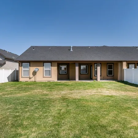 TJ Rancher home, private yard, king beds, 2.5 bath