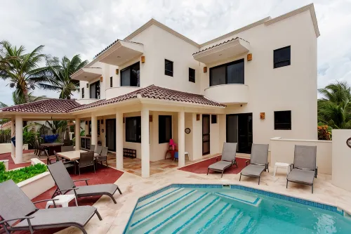 Spacious Beachside Villa with Gourmet Cook, Pool, WiFi – Large Sandy Clean Beach - Villas