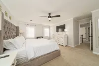 Private & Spacious 4Br w/ Heated Pool, Hot Tub & Fire Pit · Near Hpu & Market