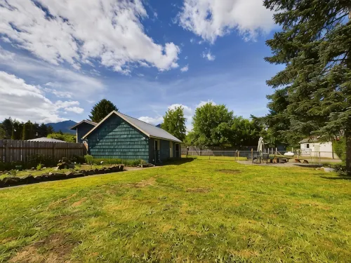 Daffodil Cottage! Downtown Packwood, walk to brewery, restaurants, shops! WIFI - Wi-Fi