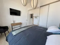 Apartment 2/4 Pers.  , Terrace 25m2 - 50m Beach and GR34. Dogs Welcome - Homestays