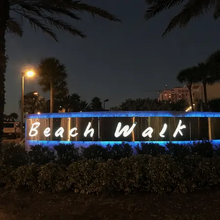 Luxury Waterfront- Tropical Decor -3 Bdr/2Bth-1824 sq.ft.-Adjustable Bed!