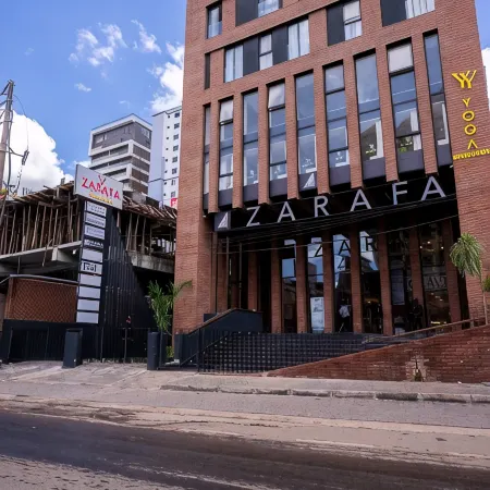 Zarafa Suites Отели рядом с достопримечательностью «Торговый центр Yaya Centre»