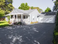 Relax by Oak Bluffs Harbor, enjoy your 3-bedroom East Chip retreat Hotels in Oak Bluffs