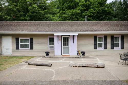 Cozy 2-bedroom bungalow in peaceful Coloma, close to beaches