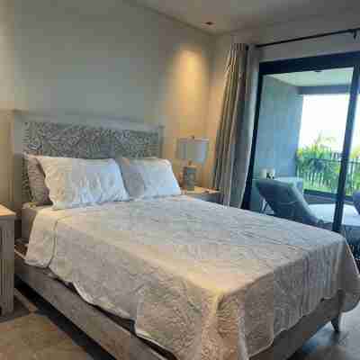 Luxurious Oceanfront Condo with Rooftop Pool on Brighton Beach– Sleeps 4 Rooms