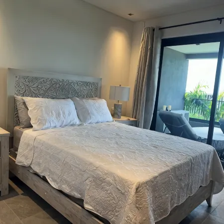 Luxurious Oceanfront Condo with Rooftop Pool on Brighton Beach– Sleeps 4