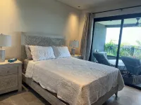 Luxurious Oceanfront Condo with Rooftop Pool on Brighton Beach– Sleeps 4